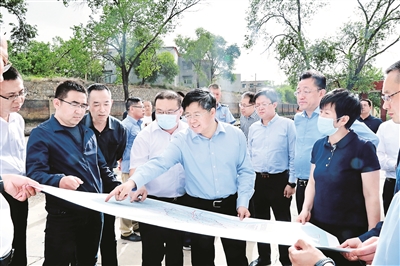 近日，陽泉市委書記姜四清就“結合黨史學習教育，陽泉是如何引導全市黨員干部學黨史、悟思想、辦實事、開新局，確保‘十四五’開好局、起好步”“如何建立長期有效的機制，推動黨史學習教育融入日?！薄鞍l揮光榮革命傳統，深入了解群眾‘急難愁盼’，確保好事辦好、實事辦實”“陽泉在走好新時代網上群眾路線、辦理好網民留言、回應社會關切等方面，有哪些具體經驗做法，取得了哪些實效”等話題接受了人民網專訪。專訪中，姜四清介紹，陽泉是文化古城，也是一片紅色熱土，為中國革命和新中國的解放、建設做出了重要貢獻。陽泉市委把黨史學習教育作為一項重大政治任務擺在突出位置，引導黨員干部始終保持“趕考”的政治清醒，始終保持同人民群眾的血肉聯系，努力在人民群眾的“閱卷”中取得優異成績。